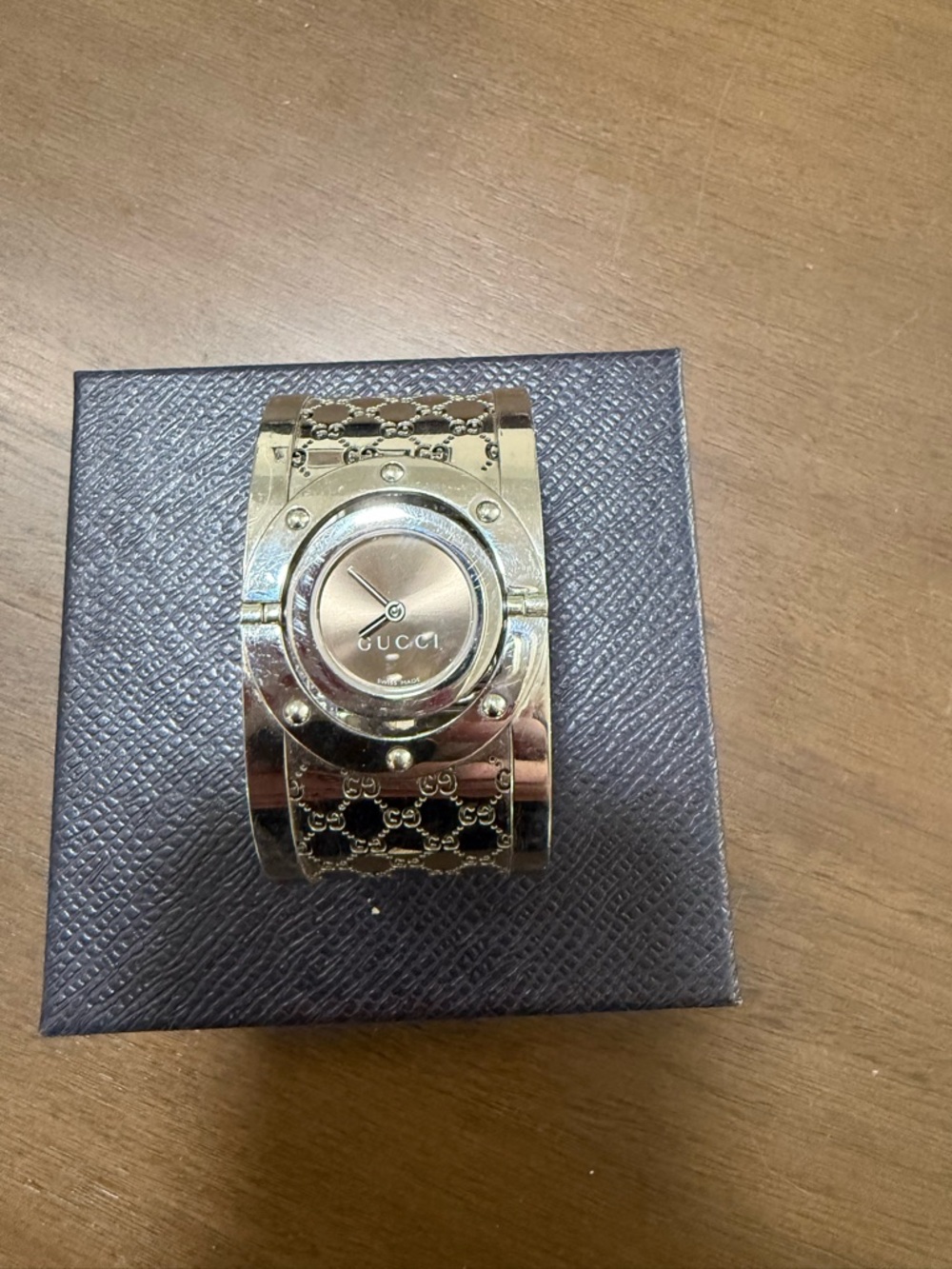 Gucci Silver 112 Twirl GG Pattern Cuff Watch with Gray Dial - Picture 5 of 7